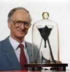 Het pekdruppelexperiment met onderzoeker John Mainstone in 1990. (The University of Queensland)