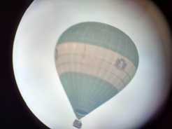 Een luchtballon fotograferen is lastig, hij beweegt zo snel.